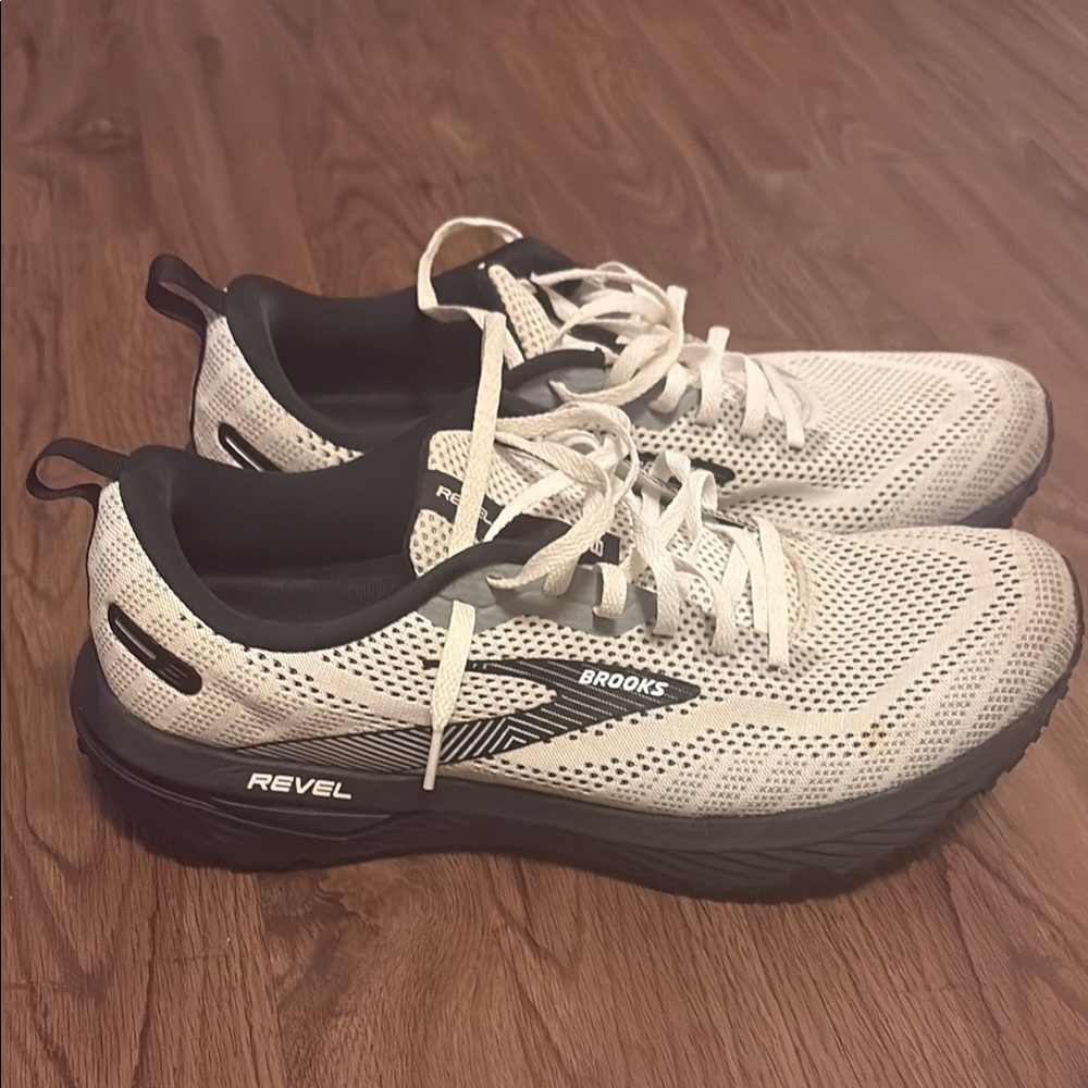 Brooks Men's White and Black Athletic Shoes